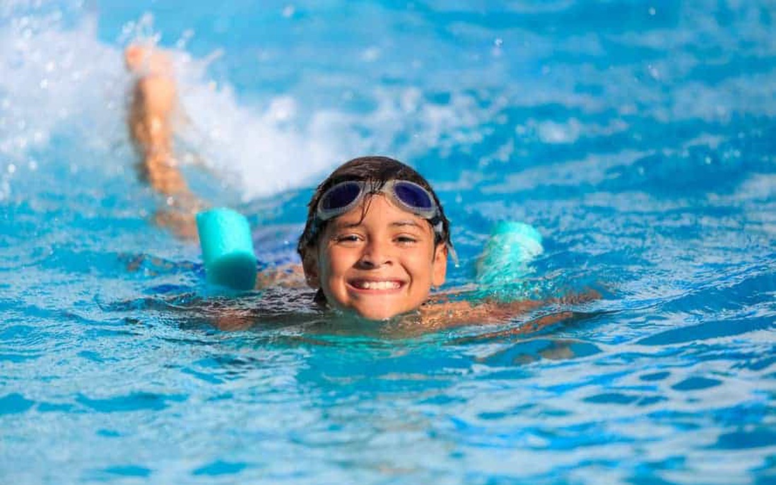 Đi bơi mùa hè có làm tăng nguy cơ mắc Covid-19 hay không?