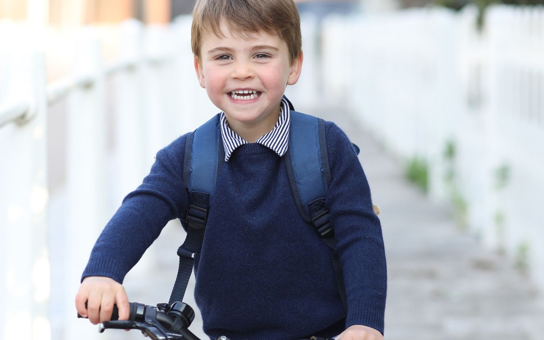 Sinh nhật 3 tuổi: Hoàng tử Louis đi học bằng xe đạp 