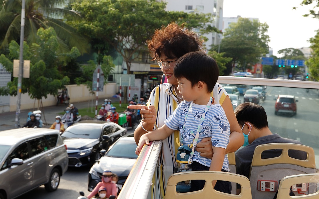 City tour cuối tuần: Lên xe buýt mui trần ngắm phố phường Sài Gòn