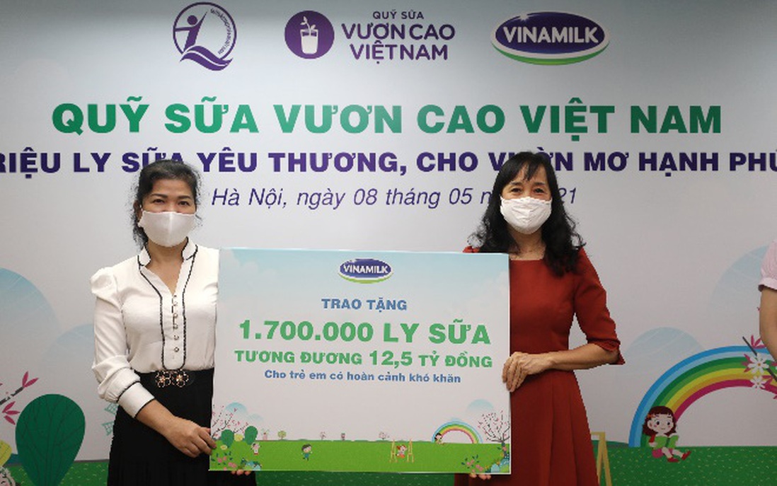 Vinamilk và Quỹ sữa Vươn cao Việt Nam trao tặng 1,7 triệu ly sữa hỗ trợ trẻ em khó khăn giữa dịch Covid-19