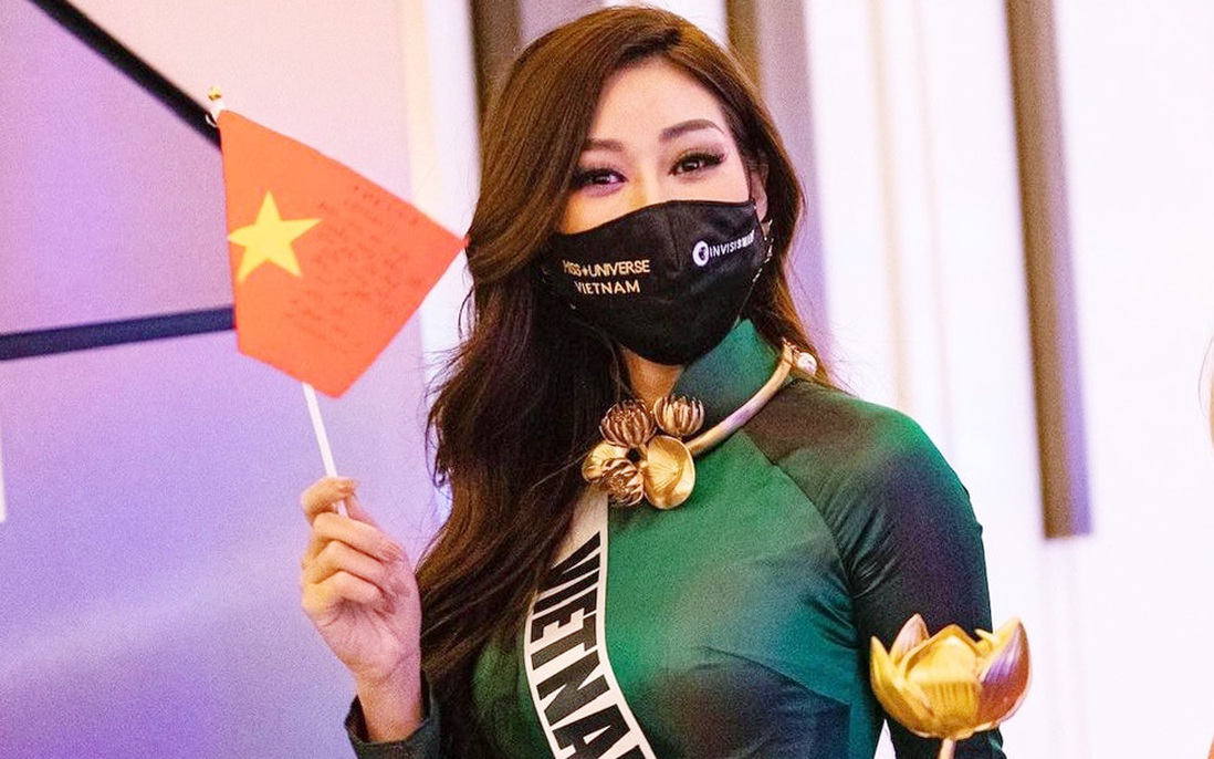 Khánh Vân duyên dáng với áo dài, vẫy cờ Tổ quốc tại Miss Universe