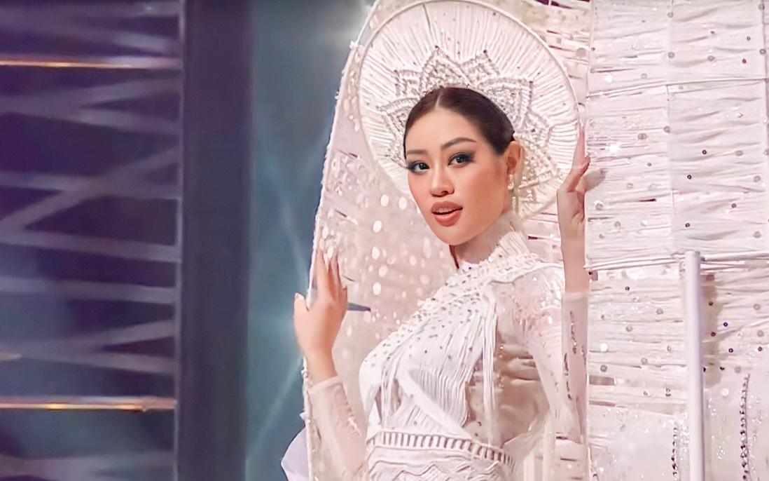 Khánh Vân trình diễn Áo dài "Kén Em" trên sân khấu Miss Universe, fan "xúc động muốn khóc"
