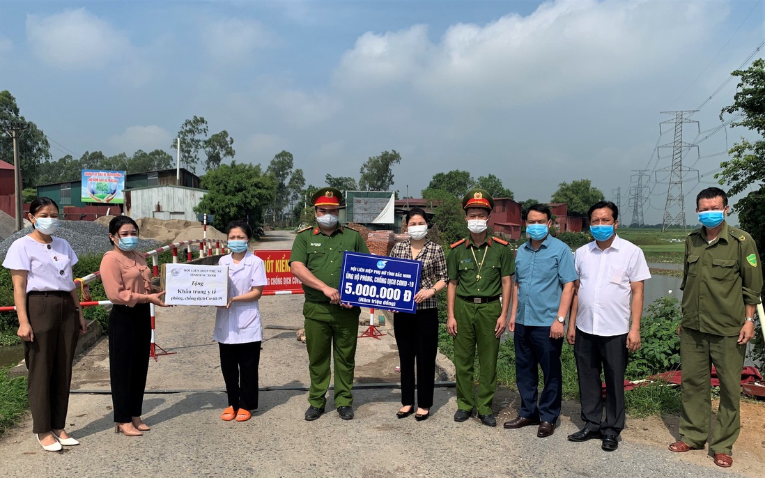 Hội LHPN tỉnh Bắc Ninh: Trao ủng hộ và thăm, tặng quà các chốt kiểm dịch 