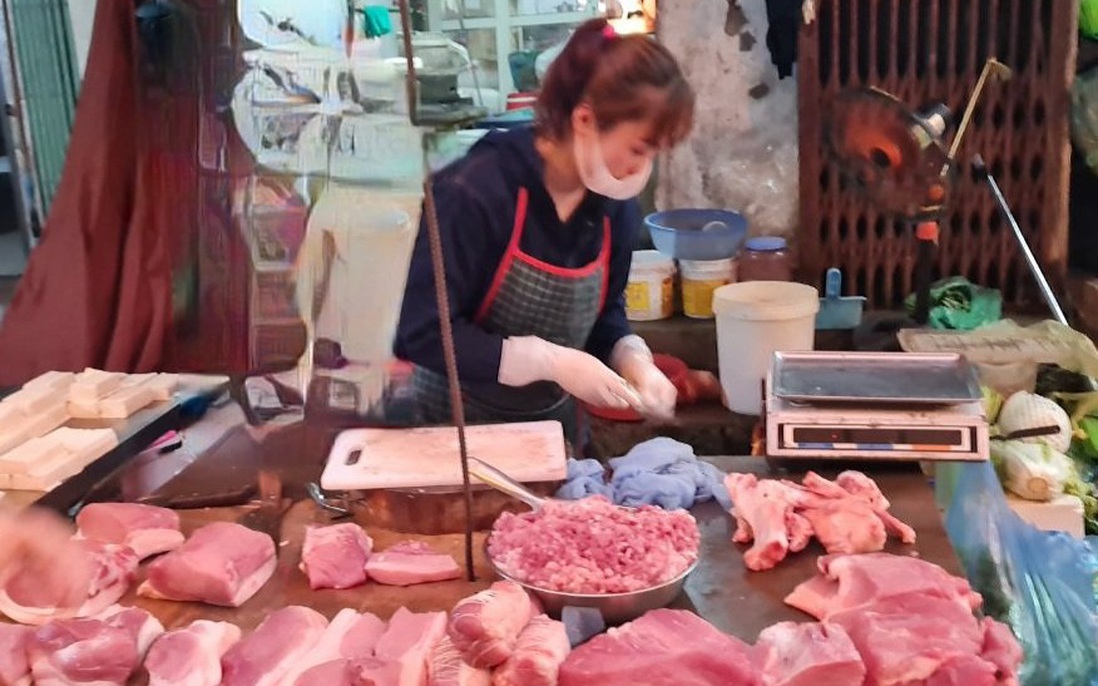 Thịt lợn giảm giá mạnh, tiểu thương ra sức chào mời