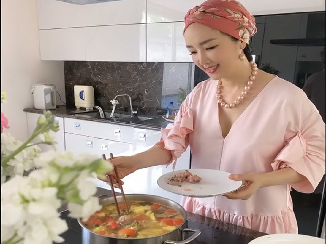 Sao vào bếp: Hoa hậu Đền Hùng nấu bún cá đãi khách, khẳng định ở nhà không lo thất nghiệp