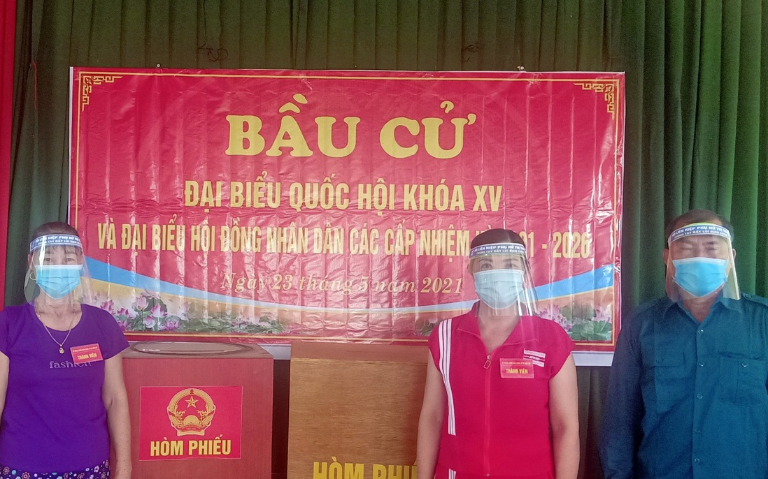 Bắc Giang: Hội LHPN thị trấn Kép làm 400 mũ chắn giọt bắn phục vụ bầu cử