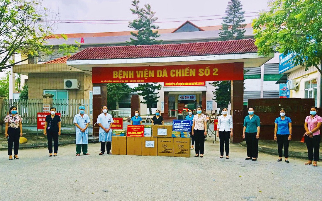 Hội LHPN tỉnh Bắc Ninh thăm, tặng quà lực lượng phòng, chống dịch tại Gia Bình và Lương Tài