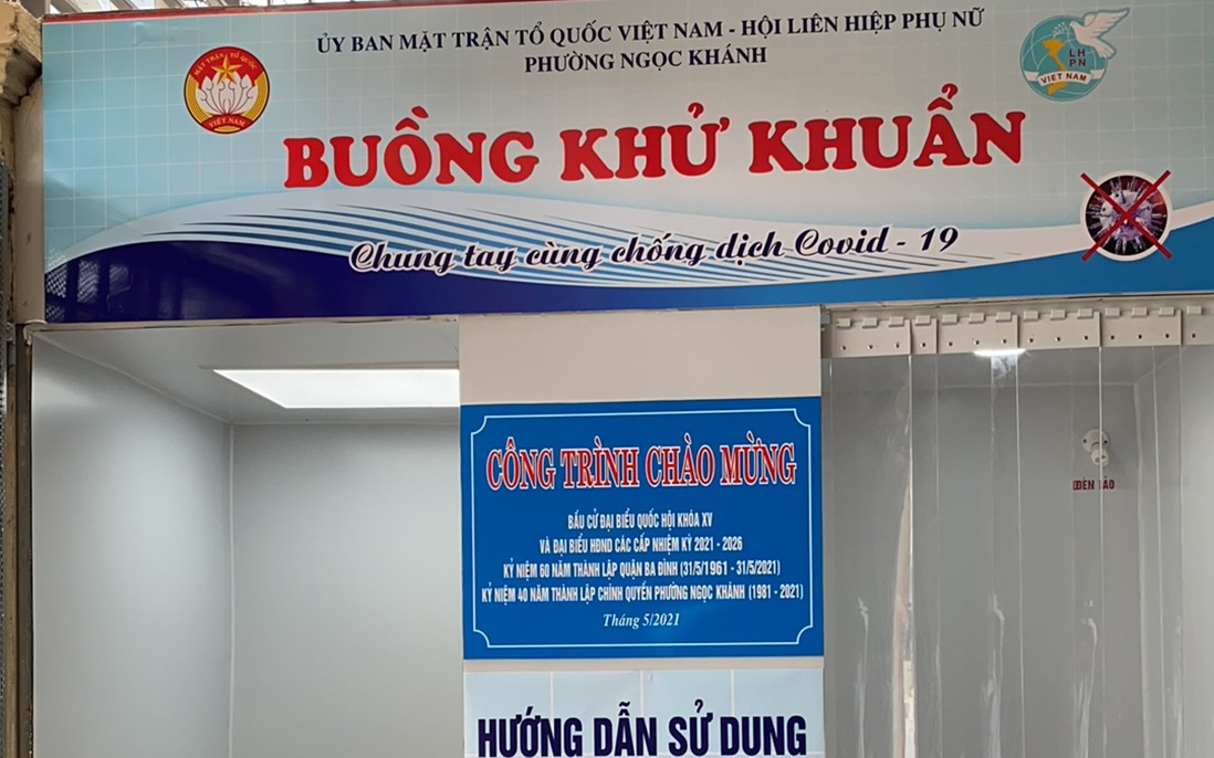 Hội LHPN phường Ngọc Khánh lắp đặt buồng khử khuẩn phục vụ bầu cử 