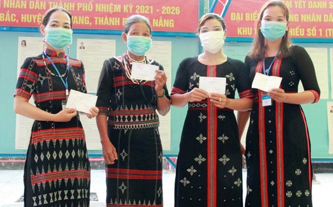 Phụ nữ dân tộc Cơ Tu mặc bộ áo dài đẹp nhất đi bầu cử