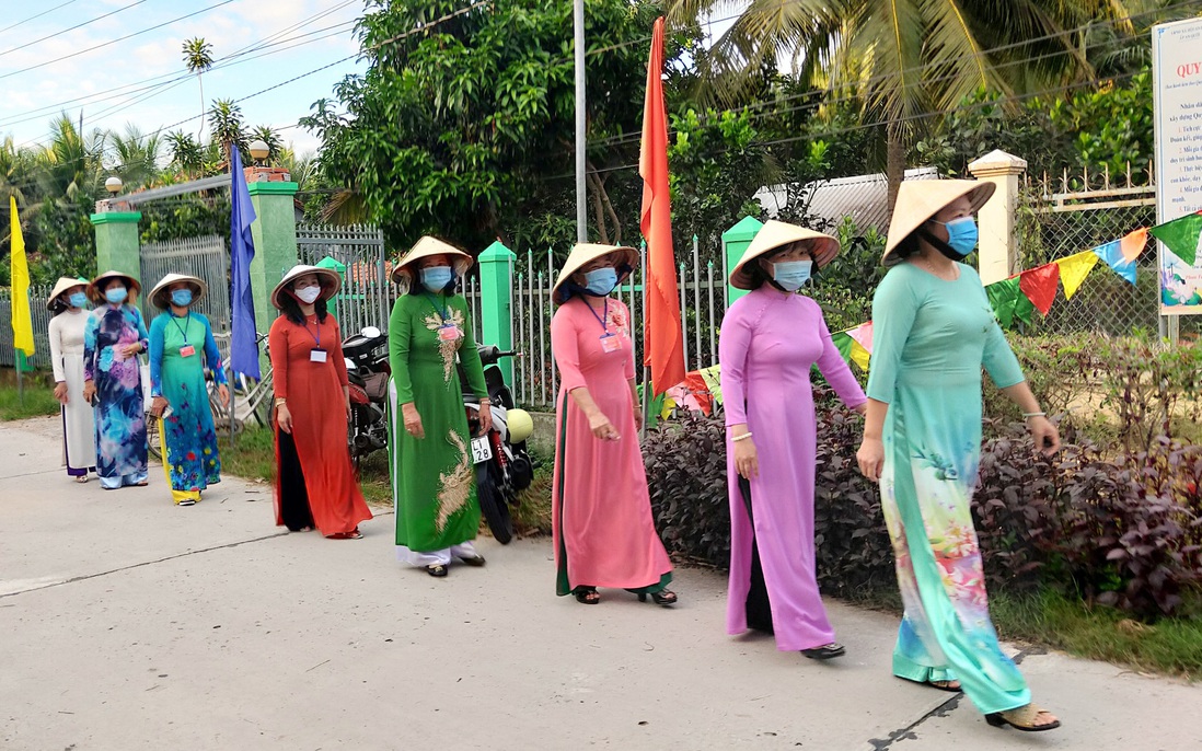 Phụ nữ Đồng Tháp mặc áo dài đi bầu cử
