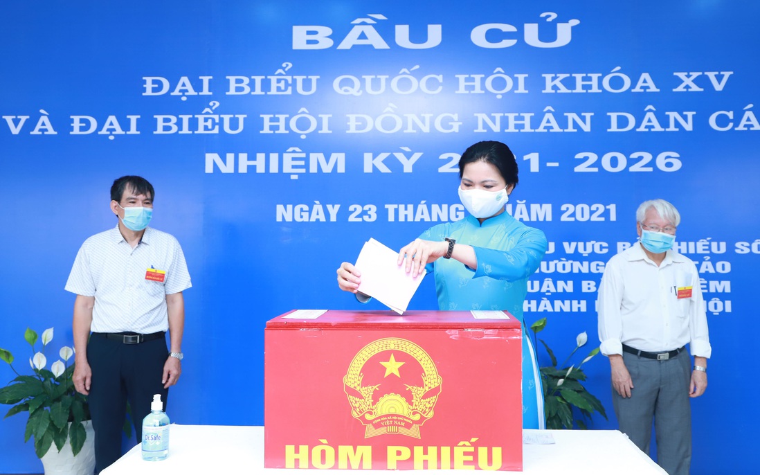 Chủ tịch Hội LHPN Việt Nam Hà Thị Nga bỏ phiếu bầu cử tại Hà Nội