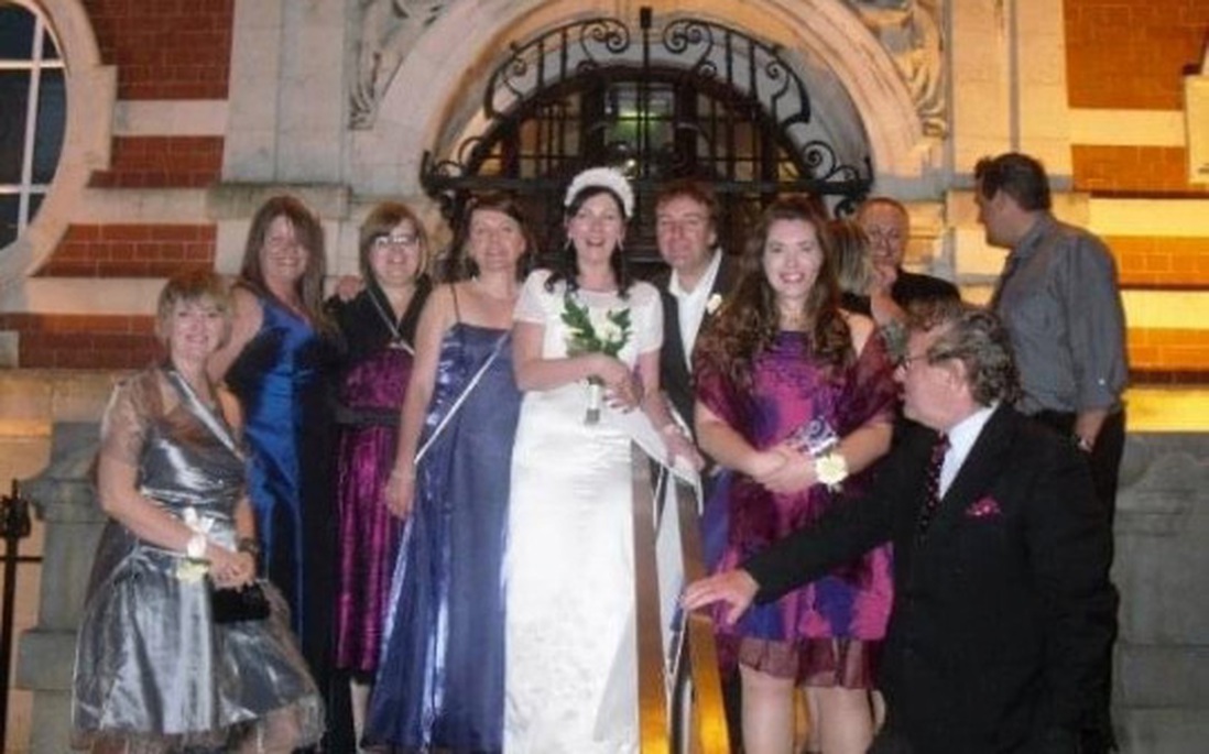 Người phụ nữ Anh kết hôn với chính mình vẫn hạnh phúc sau 11 năm