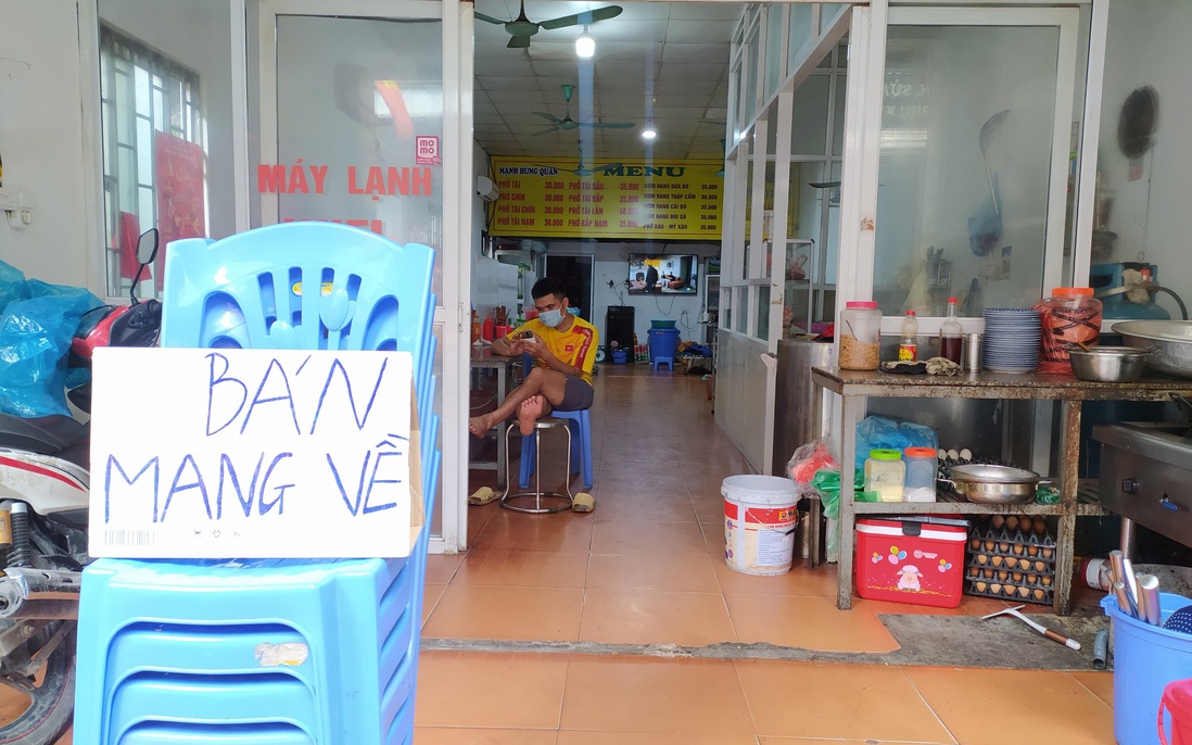 Hàng quán ăn uống ở Hà Nội đồng loạt chỉ bán mang về: "Không lo lắng lắm vì có kinh nghiệm rồi"