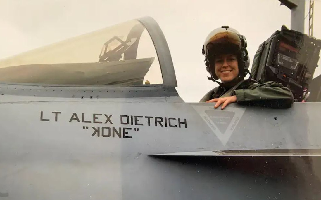 Nữ phi công tiêm kích Alex Dietrich được cả nước Mỹ săn đón vì UFO