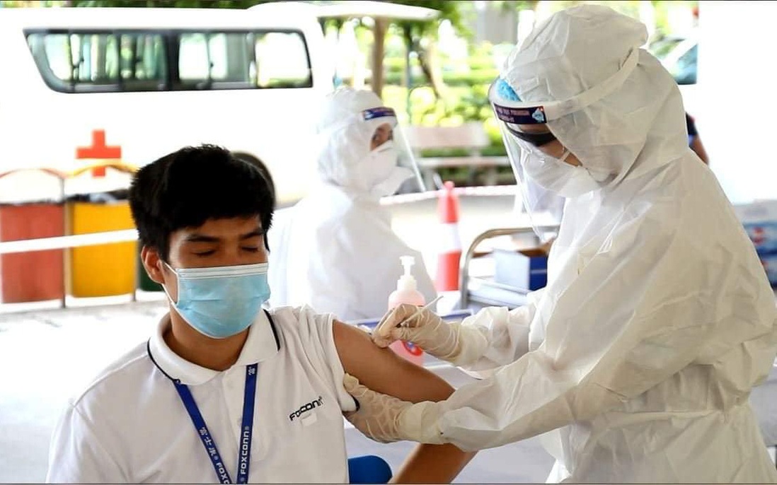 300 công nhân đầu tiên trong cả nước được tiêm vaccine ngừa Covid-19