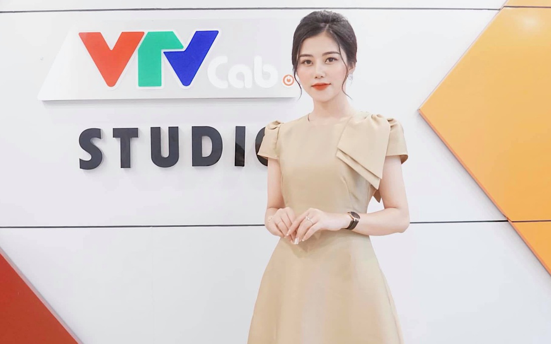 Bị nhầm với nữ chính clip nóng, MC VTV bức xúc vì nhận tin nhắn gạ “đi khách”