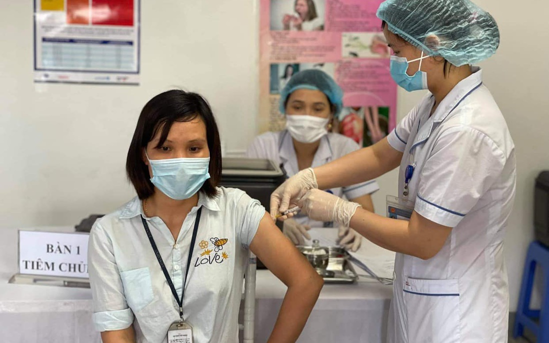 Tiêm vaccine ngừa Covid-19 cho công nhân ở Bắc Ninh