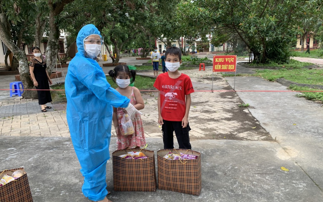 "Không cầm được nước mắt khi thấy các em nhỏ thiếu bố mẹ ở khu cách ly"