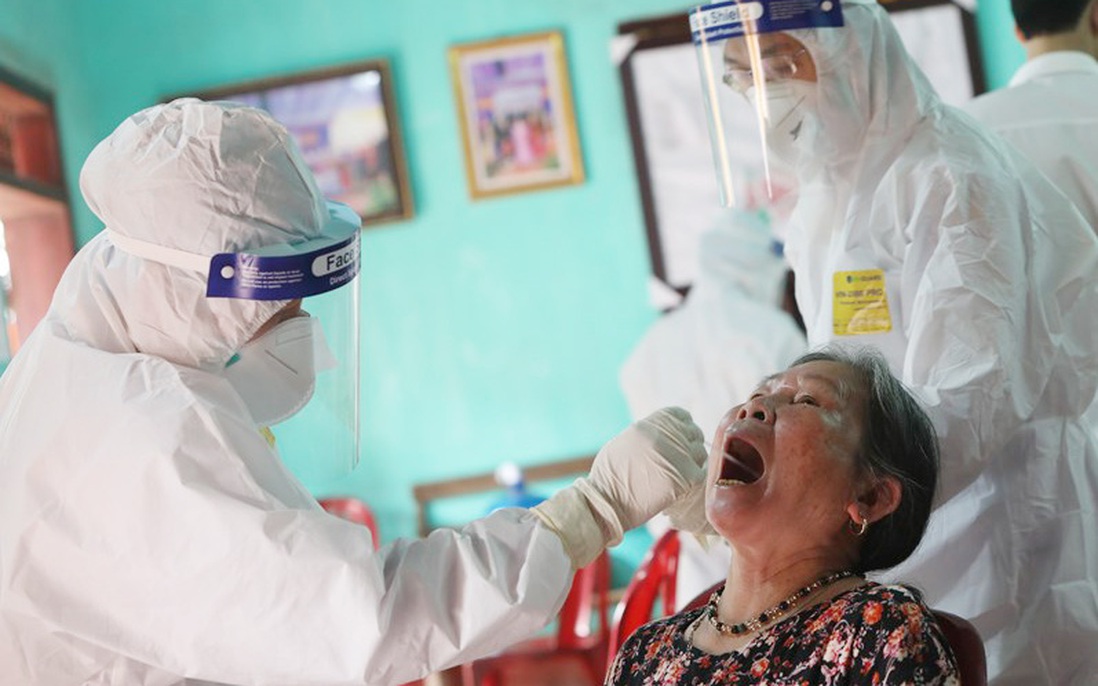 Nhân viên y tế lấy mẫu xét nghiệm ở Bắc Giang: Mỗi ngày chỉ ngủ 2-3 tiếng