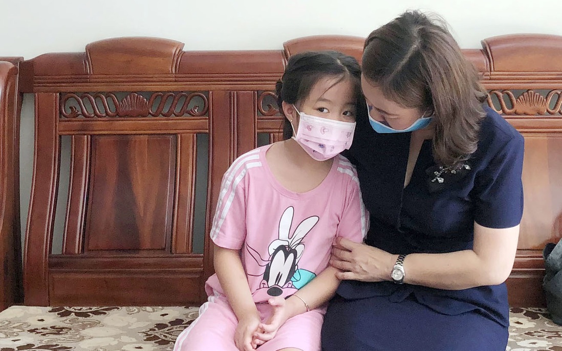 Tặng quà 1/6 cho con em y, bác sĩ tình nguyện chi viện phòng chống dịch Covid-19 ở Bắc Giang