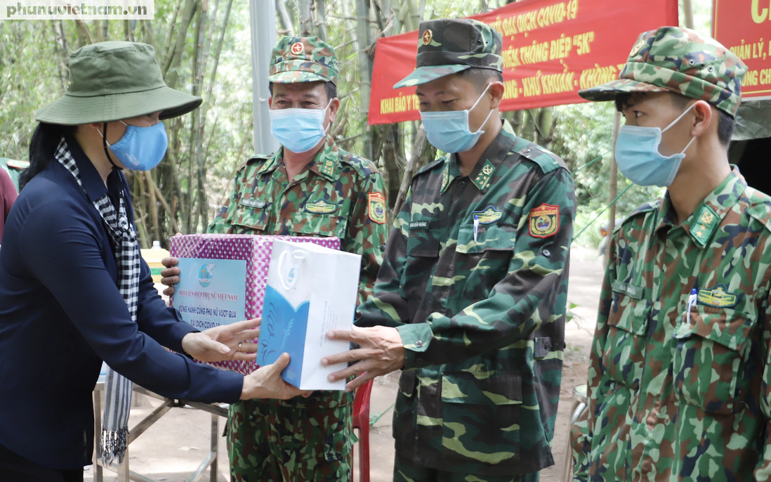 Lãnh đạo Hội LHPN Việt Nam thăm, động viên tuyến đầu chống dịch ở vùng biên của tỉnh Đồng Tháp