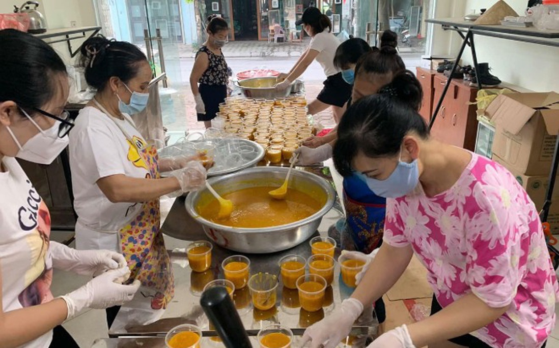 9X Hà Nội nấu hàng nghìn cốc chè hỗ trợ người dân vùng dịch Bắc Giang