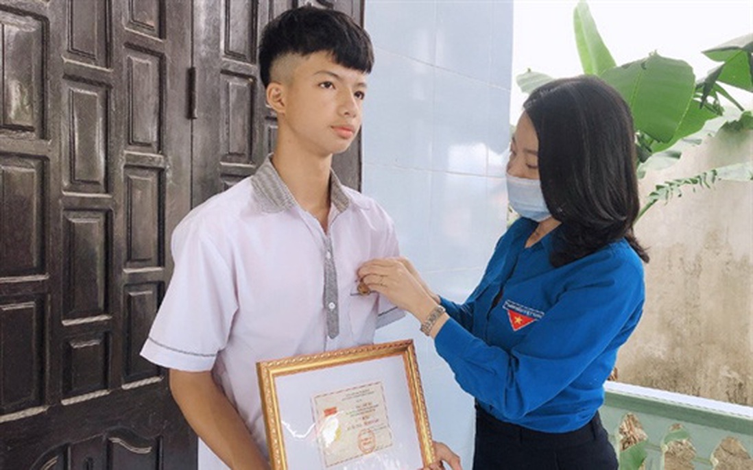 Trao tặng Huy hiệu “Tuổi trẻ dũng cảm” cho nam sinh lớp 10 ở Quảng Bình