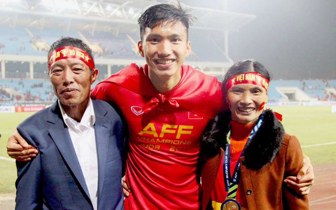 Bố mẹ Quang Hải, Văn Hậu, Đức Chinh dặn dò con điều gì trước trận quyết đấu với UAE?