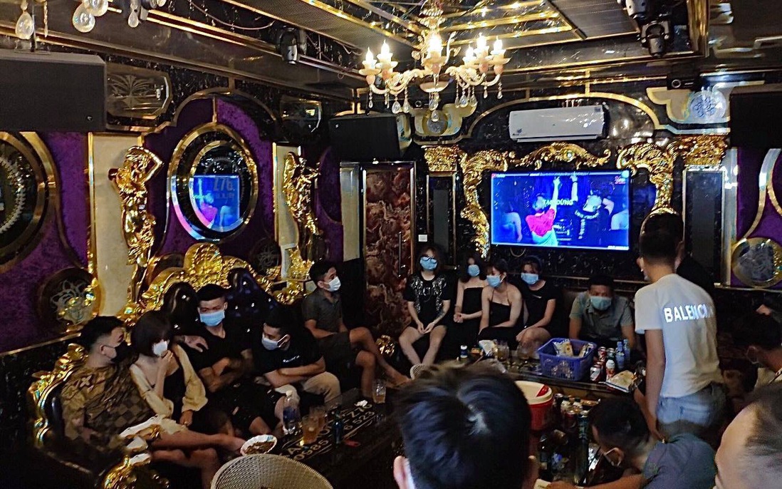 Bắt quả tang 20 nam, nữ tụ tập uống bia tại quán karaoke bất chấp lệnh cấm