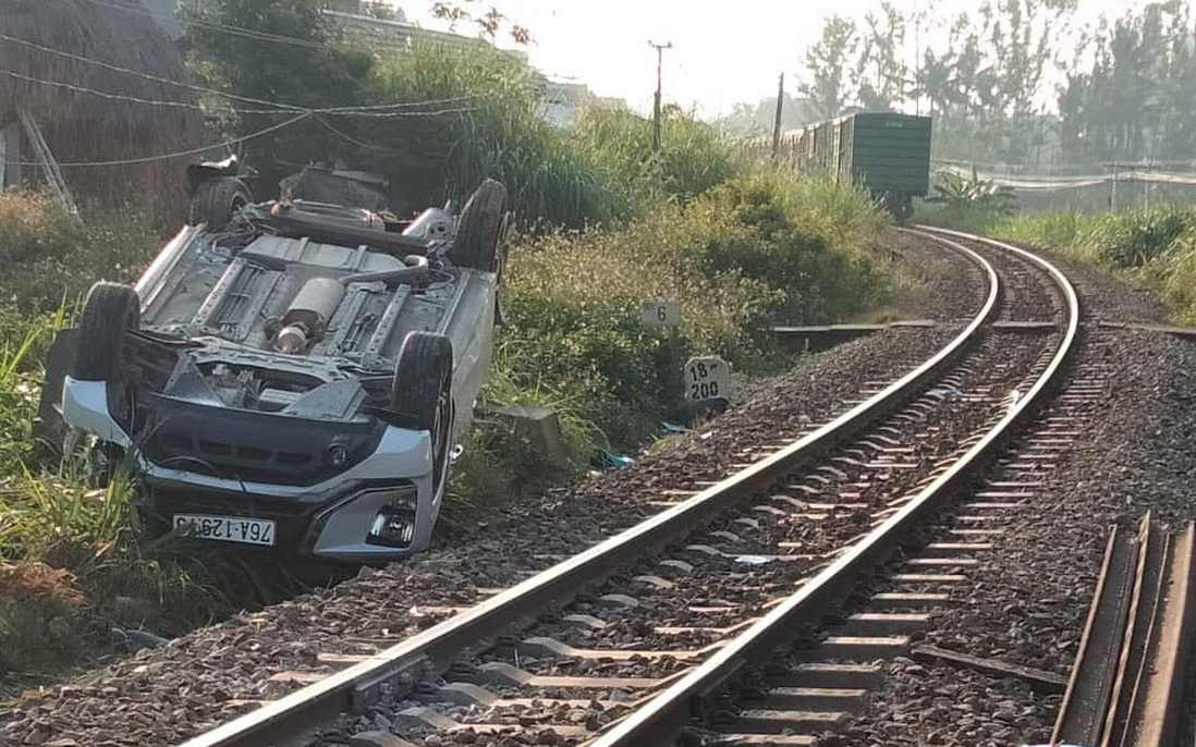 Khởi tố 2 nhân viên đường sắt trong vụ tai nạn tàu hỏa đâm ô tô thảm khốc
