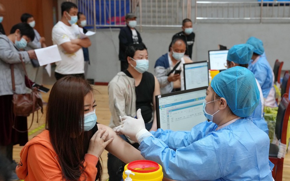 Trung Quốc đạt mục tiêu tiêm vaccine ngừa Covid-19 cho 40% dân số