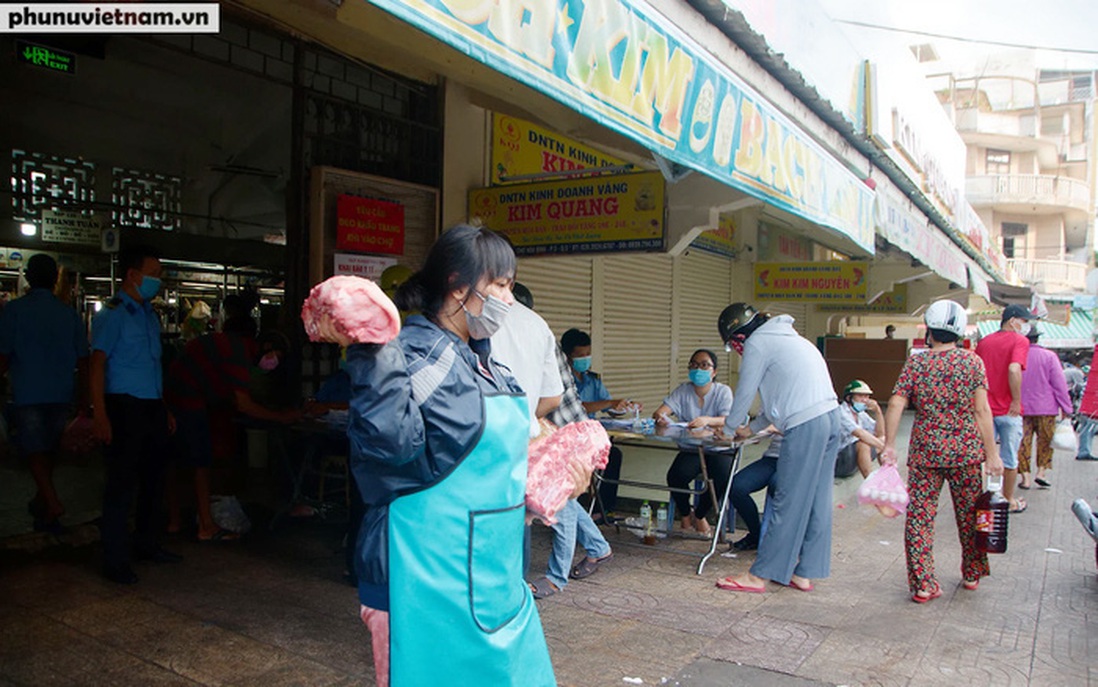 TPHCM: Tiểu thương phải ghi lại họ tên, số điện thoại của khách hàng