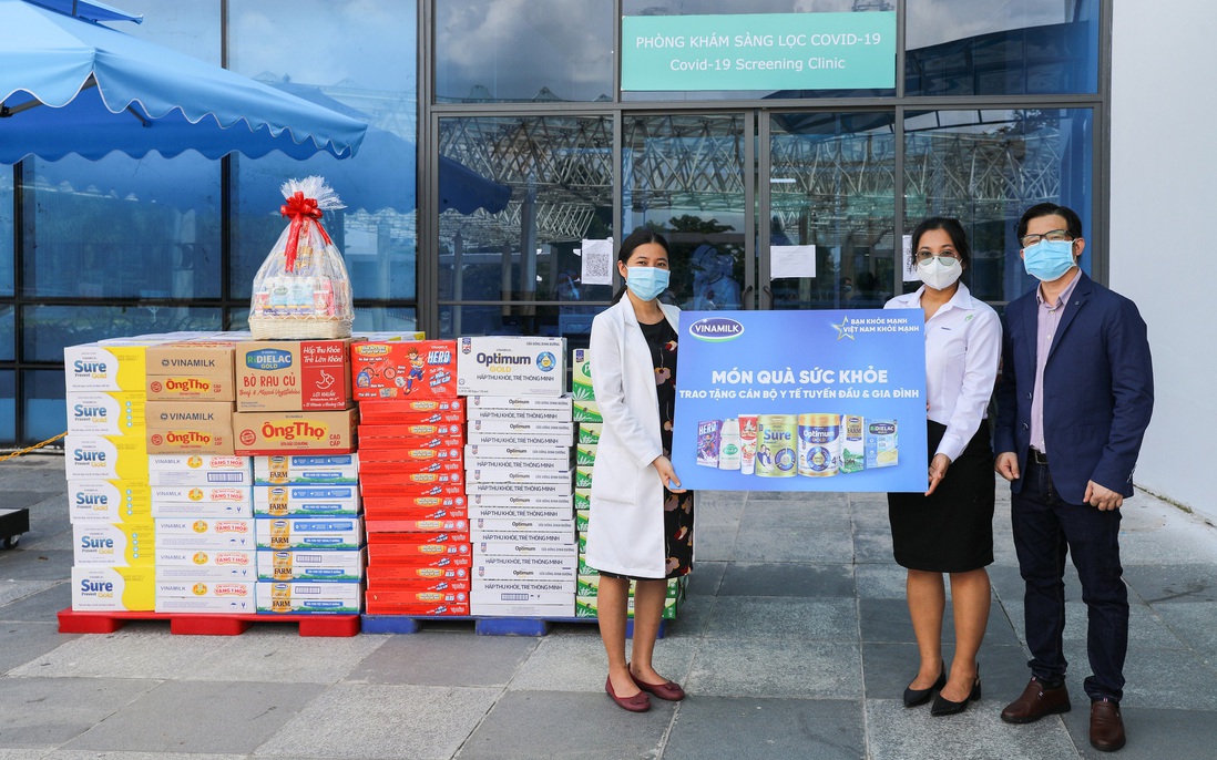 Vinamilk trao tặng món quà sức khỏe đến cán bộ y tế tuyến đầu và gia đình nhân ngày Gia đình Việt Nam