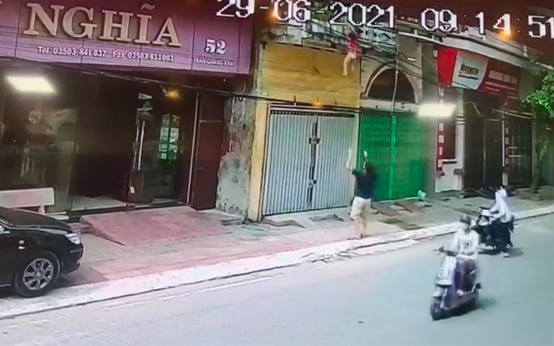 Nam Định: Thót tim cảnh bé gái rơi từ tầng 2 được người đi đường hứng đỡ