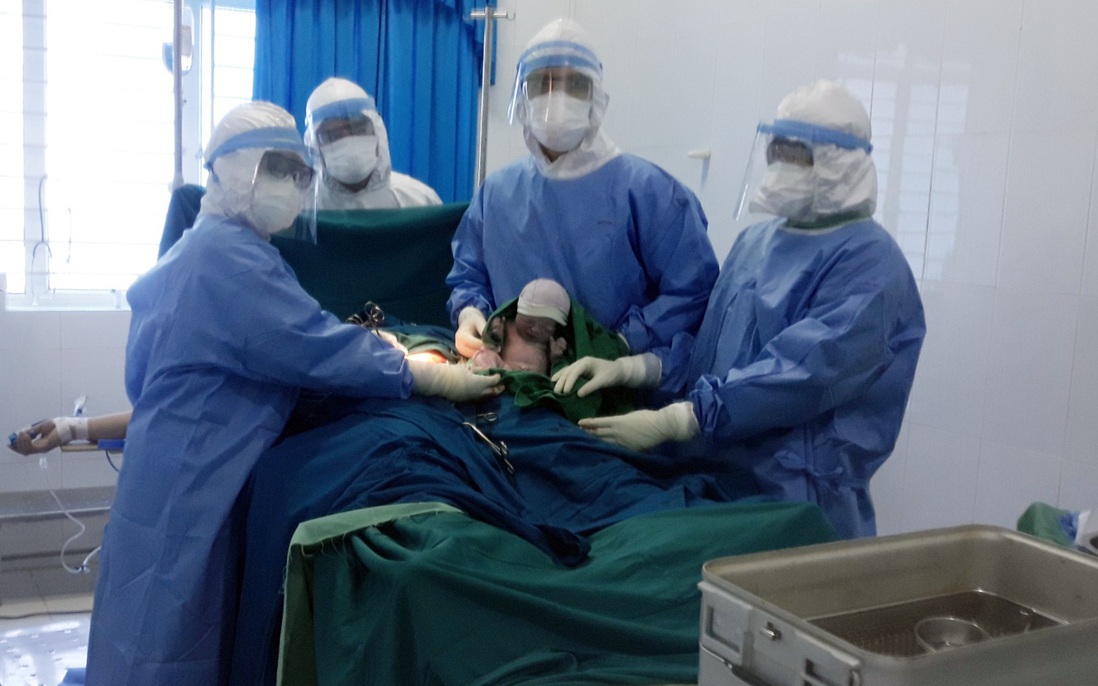 Quảng Ngãi: Bệnh nhân Covid-19 sinh con gái nặng 3kg trong khu điều trị