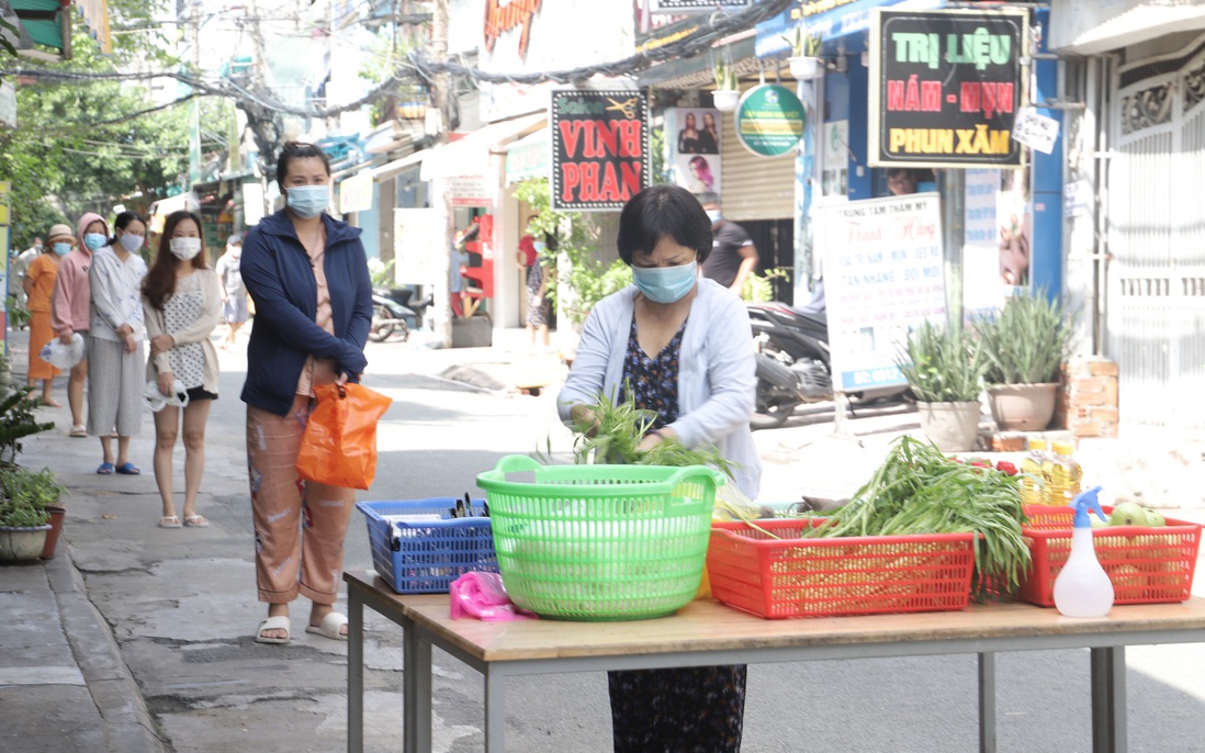 Phụ nữ Sơn Kỳ hỗ trợ người dân khu cách ly bằng “gian hàng 0 đồng”