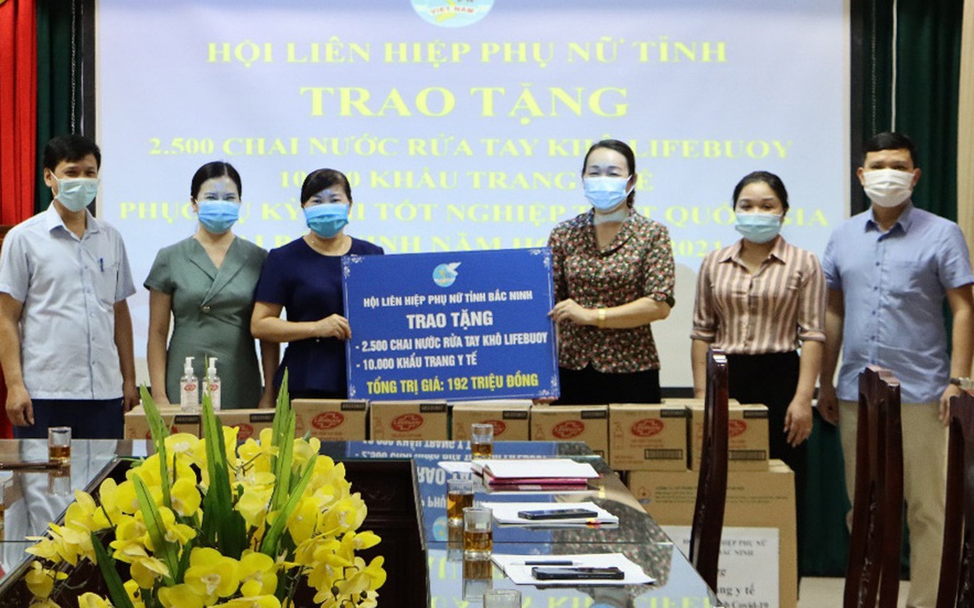 Hội LHPN Bắc Ninh tặng khẩu trang và nước rửa tay khô phục vụ thi tốt nghiệp THPT Quốc gia 2021
