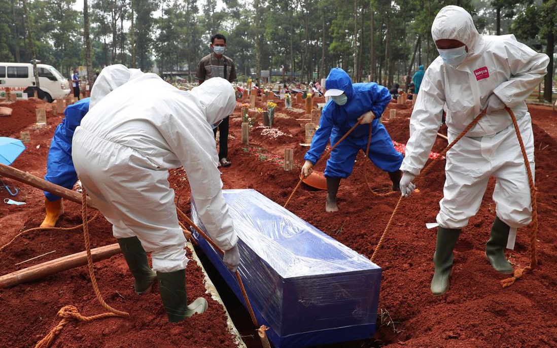 Indonesia oằn mình trong cơn "sóng thần" Covid-19