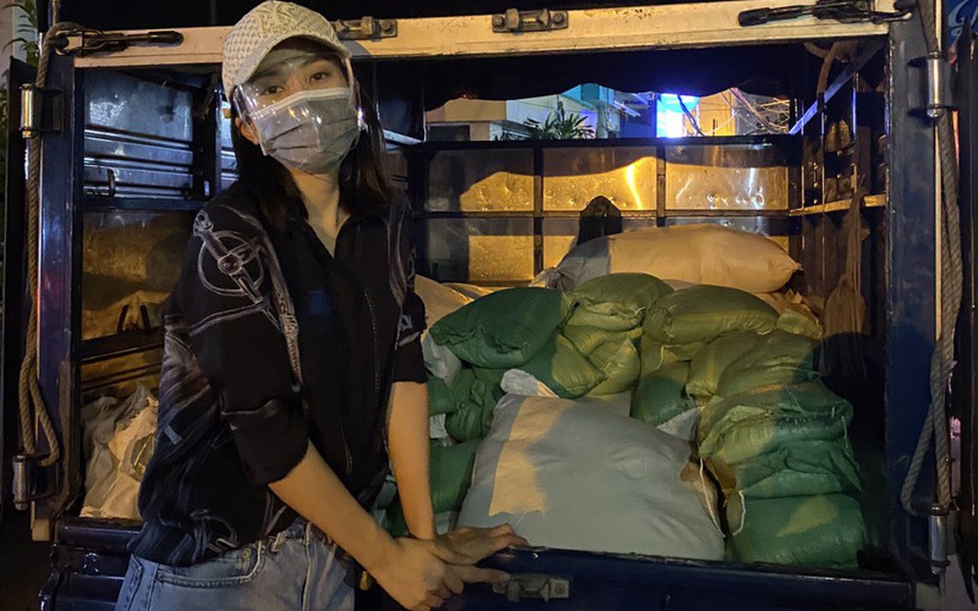 Hoa hậu Tiểu Vy trao tặng 3 tấn gạo cho người nghèo tại TPHCM