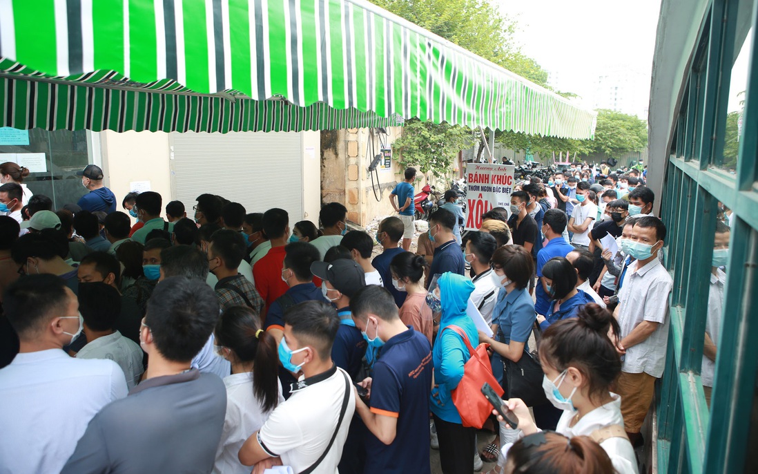 Hà Nội: Hàng trăm người chen chân chờ xét nghiệm Covid-19, nhân viên bảo vệ bất lực