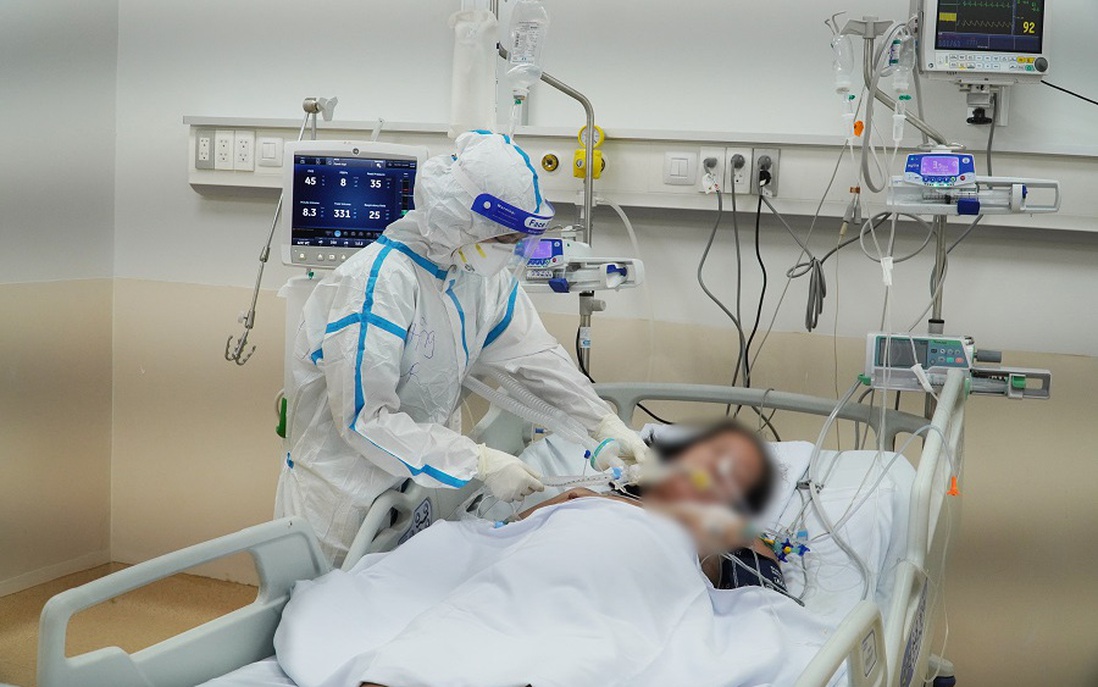 Y bác sĩ căng mình trong Bệnh viện hồi sức Covid-19 quy mô 1.000 giường