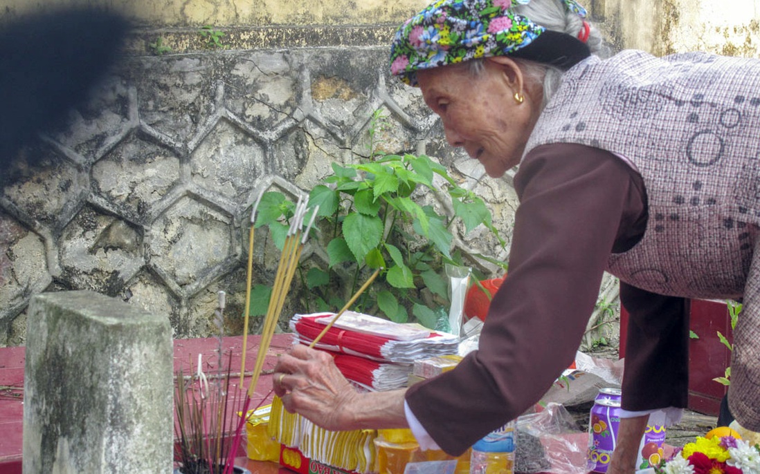 Vượt hơn 300 cây số, chị gái 85 tuổi lên thăm mộ em là liệt sĩ tại Sơn La