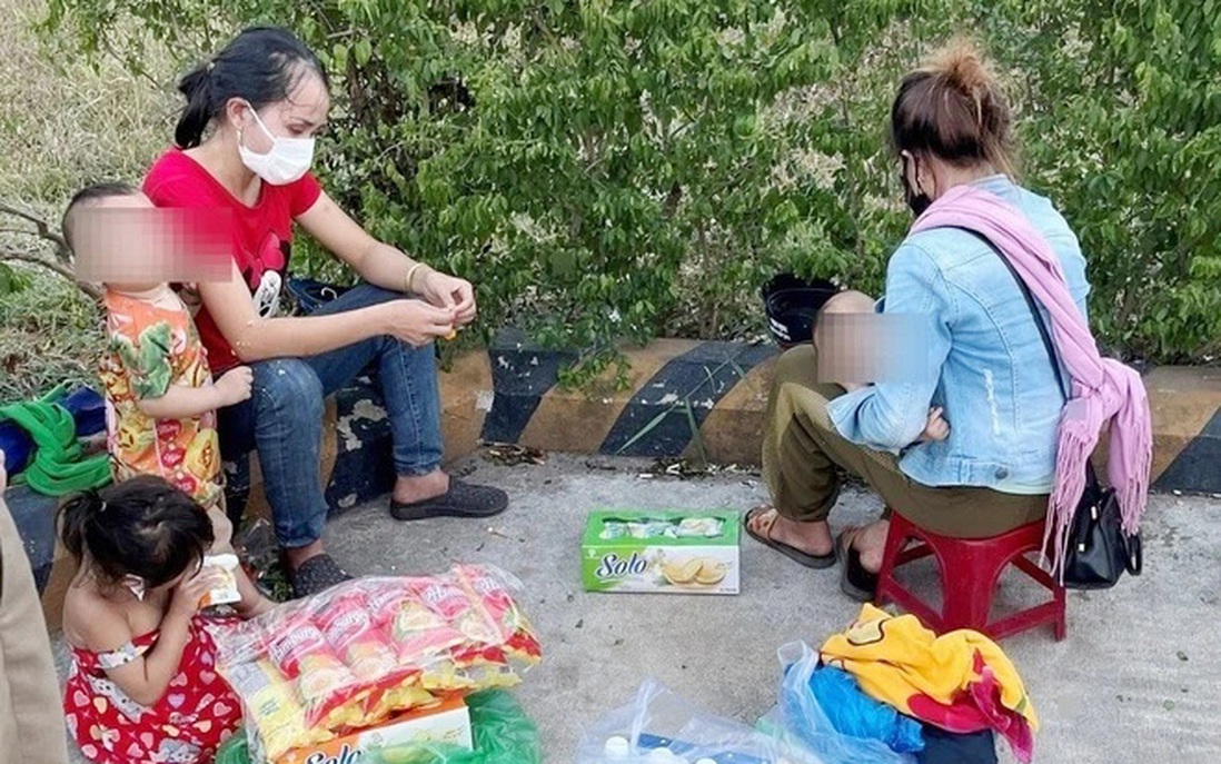 2 người vợ và 3 con nhỏ bị chồng “bỏ quên” ở Huế được hỗ trợ đưa về quê
