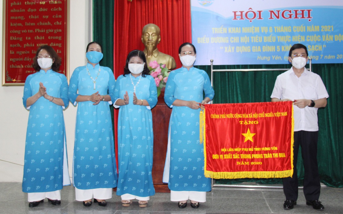 Hội LHPN tỉnh Hưng Yên nhận Cờ thi đua và Bằng khen của Thủ tướng Chính phủ