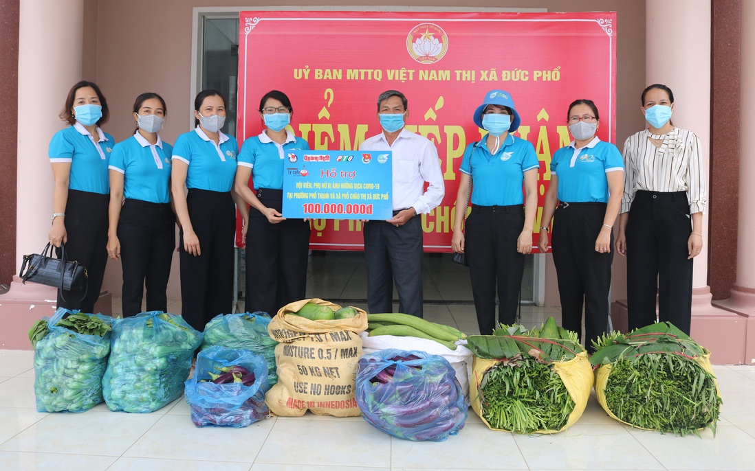 Hội LHPN tỉnh Quảng Ngãi trao tặng 100 triệu đồng cho phụ nữ nghèo vùng tâm dịch 