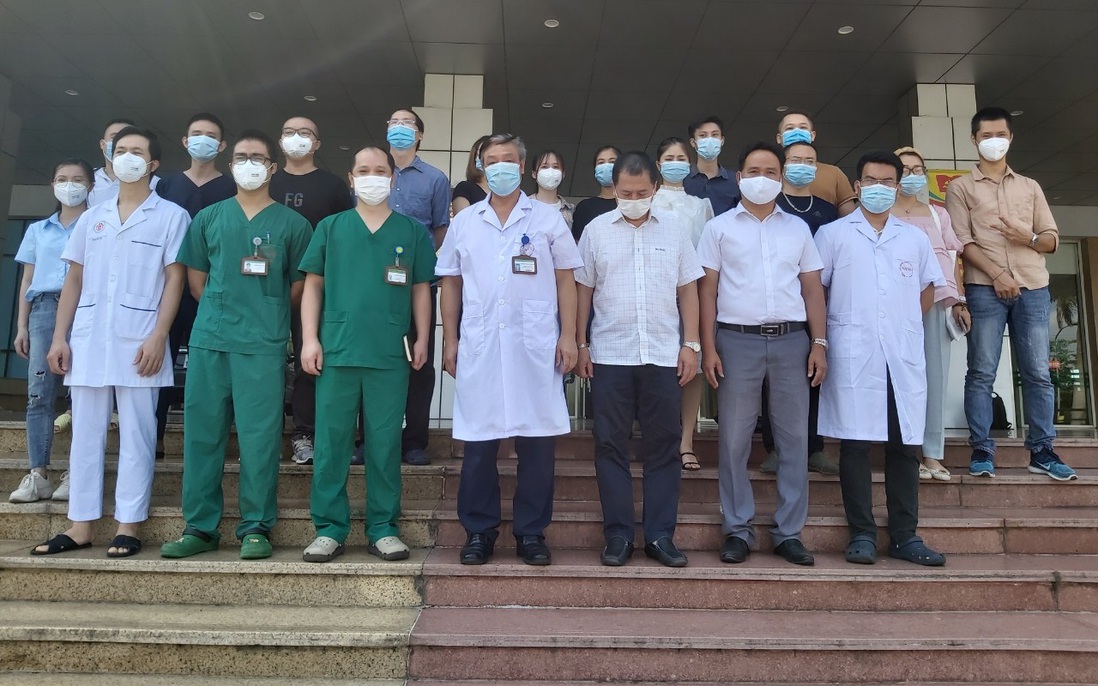 16 y bác sĩ đầu tiên của BV Bệnh Nhiệt đới TƯ vào hỗ trợ TPHCM chống dịch Covid-19