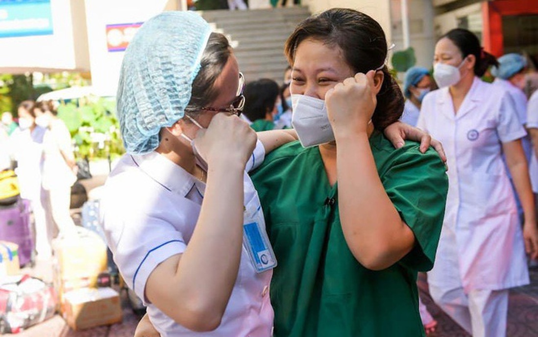 Hàng trăm y bác sĩ tiếp tục chi viện cho các tỉnh thành phía Nam chống dịch