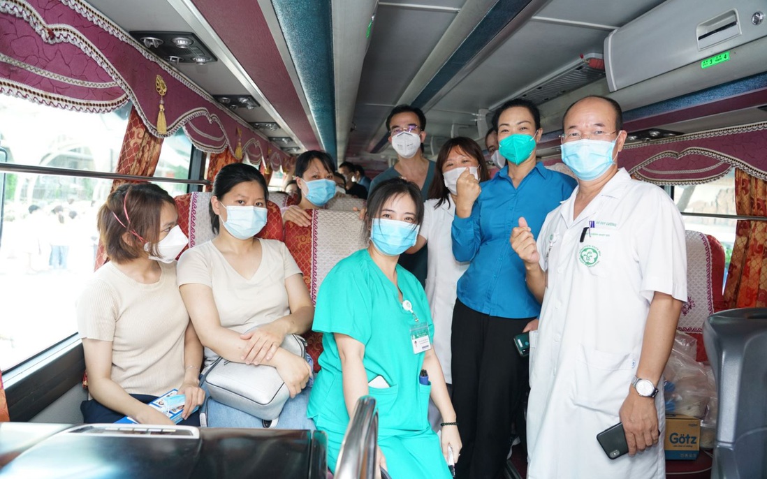 Gần 200 thầy thuốc Bệnh viện Bạch Mai lên đường hỗ trợ TP.HCM