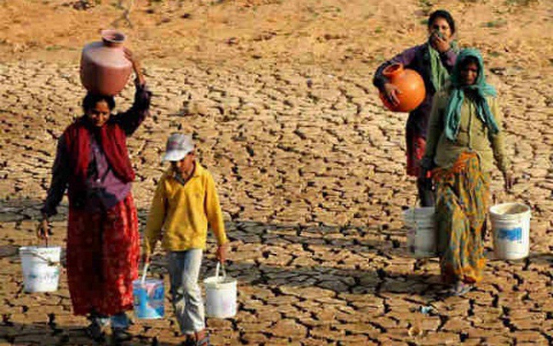 Phụ nữ Ấn Độ vật lộn mỗi ngày để lấy nước sinh hoạt cho gia đình