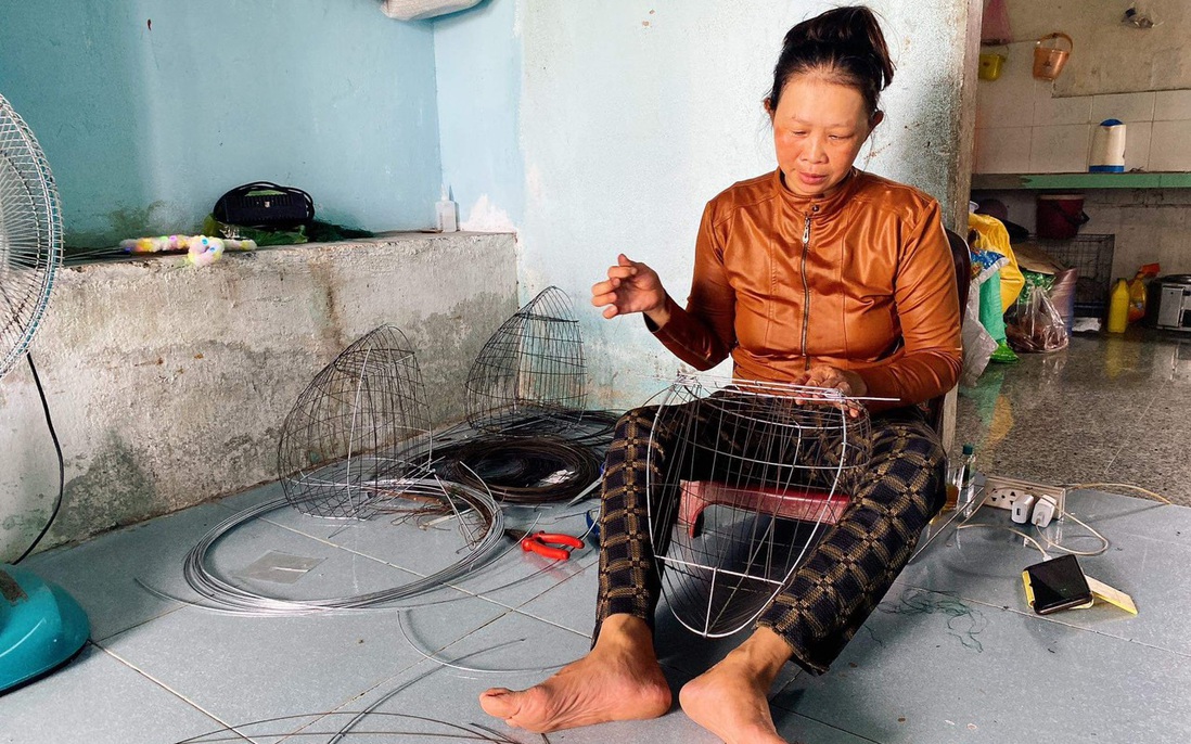 Quảng Ngãi: Người phụ nữ gắn bó 25 năm với nghề đan “lồng son”